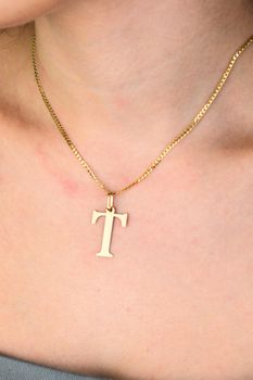 Złota zawieszka literka T 585 – elegancki wisiorek 2 cm  Biżuteria Diament (5).jpg